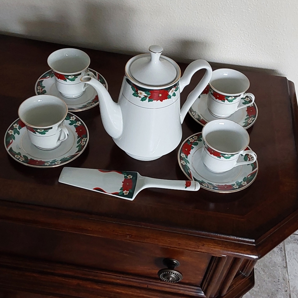 Tienshan Fine China Deck The Halls  4 Pcs Tea Set with Cups&Saucers and‎ T Pot